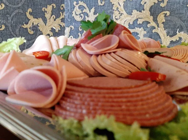 Masada çeşitli peynirlerle servis edilen peynir tabağı.