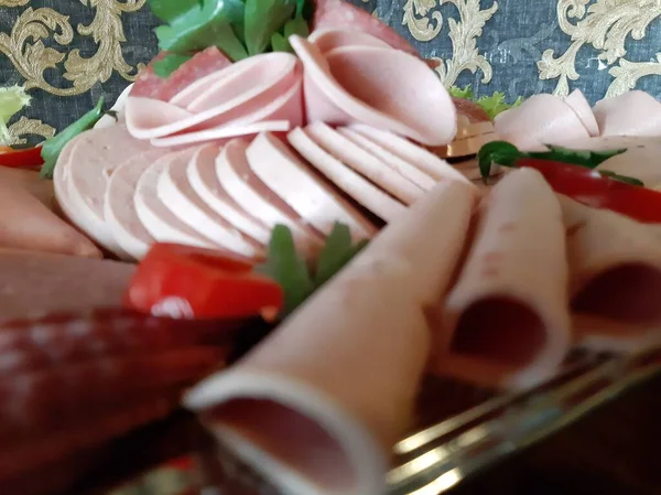 Masada çeşitli peynirlerle servis edilen peynir tabağı.