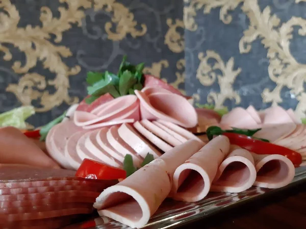 Masada çeşitli peynirlerle servis edilen peynir tabağı.