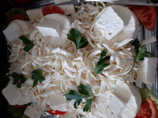 Masada çeşitli peynirlerle servis edilen peynir tabağı.