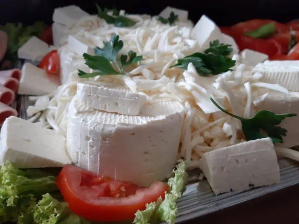 Masada çeşitli peynirlerle servis edilen peynir tabağı.
