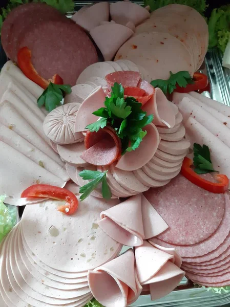 Masada çeşitli peynirlerle servis edilen peynir tabağı.