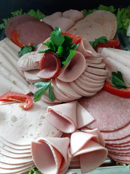 Masada çeşitli peynirlerle servis edilen peynir tabağı.