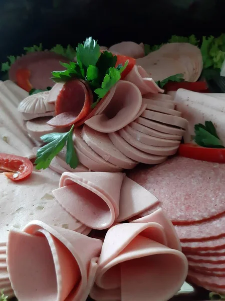 Masada çeşitli peynirlerle servis edilen peynir tabağı.