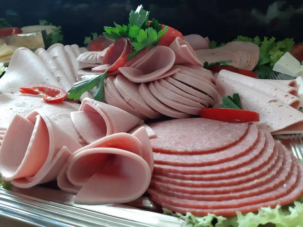 Masada çeşitli peynirlerle servis edilen peynir tabağı.