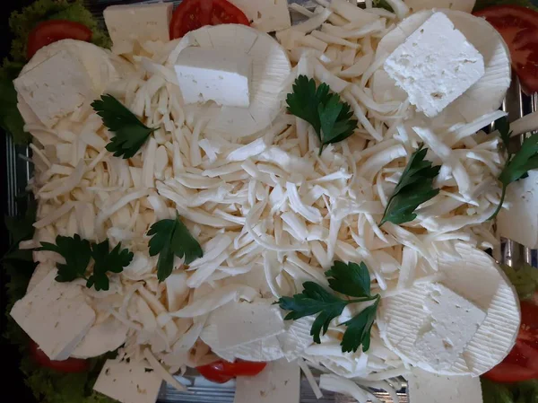 Masada Çeşitli Peynirlerle Servis Edilen Peynir Tabağı — Stok fotoğraf