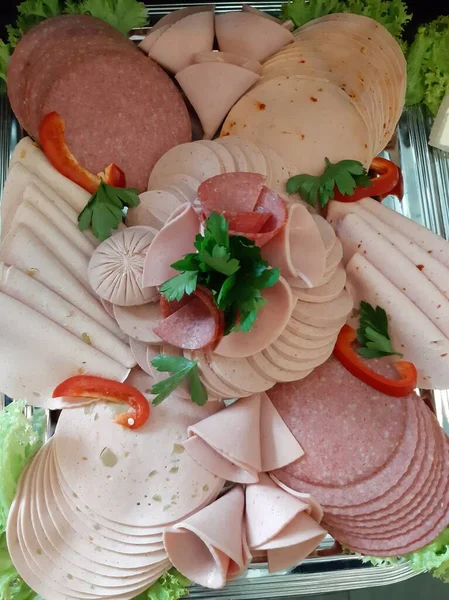 Masada çeşitli peynirlerle servis edilen peynir tabağı.