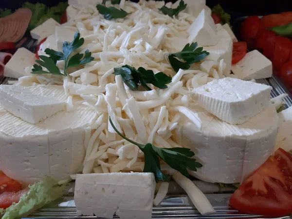Πιάτο Τυρί Σερβίρεται Διάφορα Τυριά Στο Τραπέζι — Φωτογραφία Αρχείου