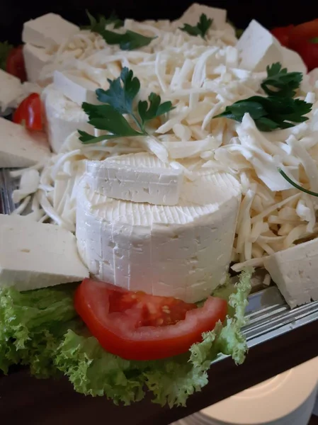 Masada çeşitli peynirlerle servis edilen peynir tabağı.