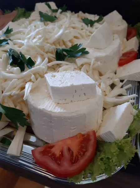 チーズプレートには様々なチーズが盛られています — ストック写真