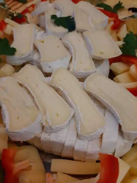 Masada Çeşitli Peynirlerle Servis Edilen Peynir Tabağı — Stok fotoğraf
