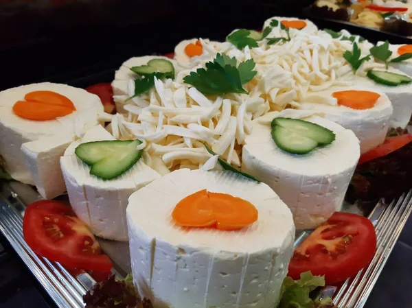 Masada çeşitli peynirlerle servis edilen peynir tabağı.