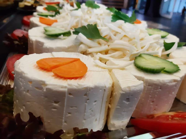 Masada çeşitli peynirlerle servis edilen peynir tabağı.