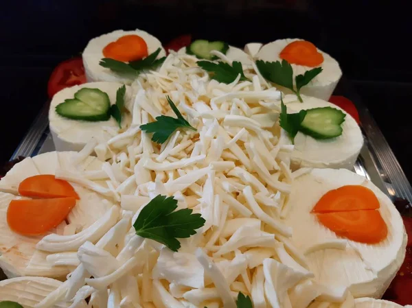 Masada çeşitli peynirlerle servis edilen peynir tabağı.