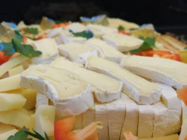 Prato Queijo Servido Com Vários Queijos Mesa — Fotografia de Stock