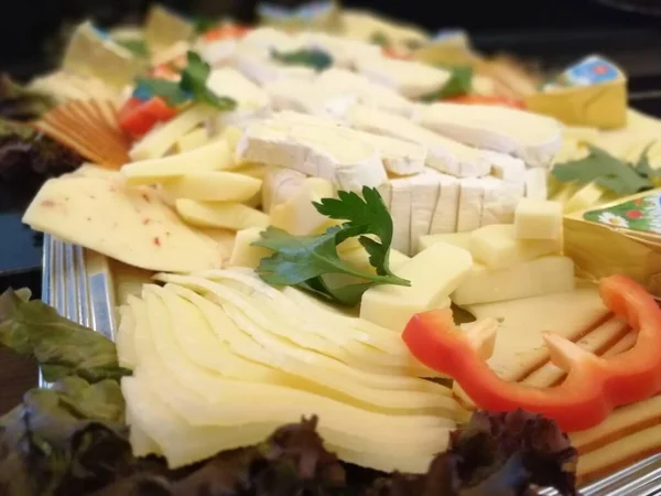 Plato Queso Servido Con Varios Quesos Sobre Mesa —  Fotos de Stock