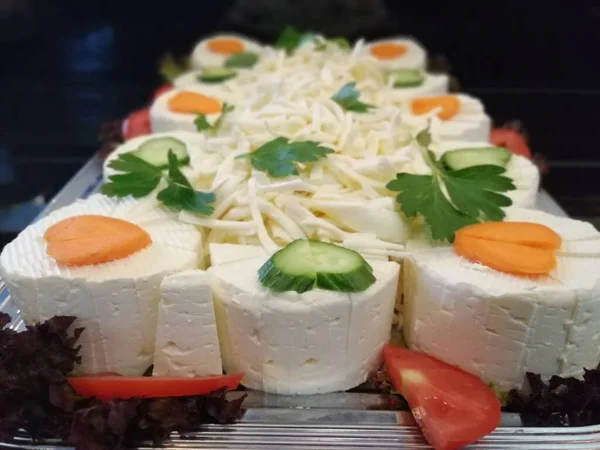 Masada çeşitli peynirlerle servis edilen peynir tabağı.