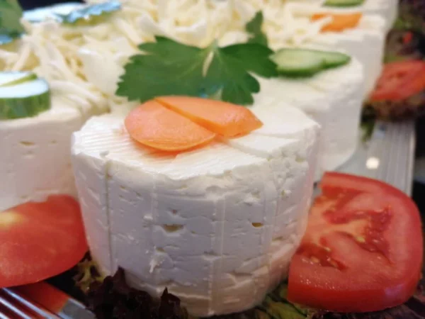 Prato Queijo Servido Com Vários Queijos Mesa — Fotografia de Stock