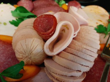 Servis tabağında dilimlenmiş salam çeşitleri