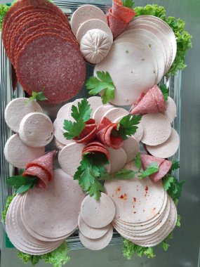 Servis tabağında dilimlenmiş salam çeşitleri