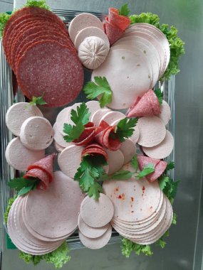 Servis tabağında dilimlenmiş salam çeşitleri