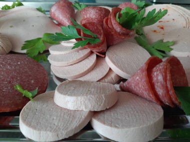 Servis tabağında dilimlenmiş salam çeşitleri