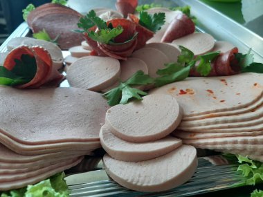 Servis tabağında dilimlenmiş salam çeşitleri