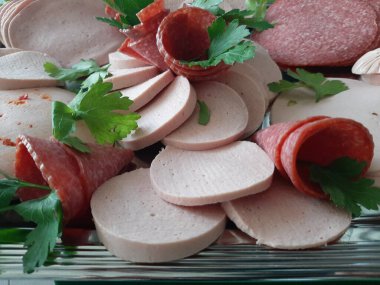 Servis tabağında dilimlenmiş salam çeşitleri