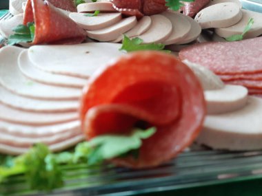 Servis tabağında dilimlenmiş salam çeşitleri