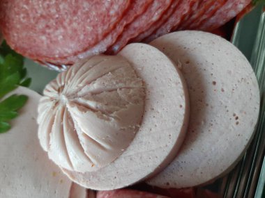 Servis tabağında dilimlenmiş salam çeşitleri