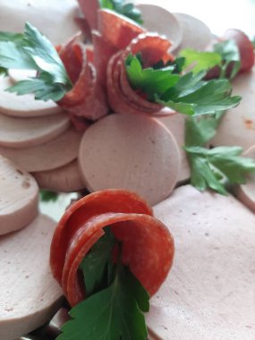 Servis tabağında dilimlenmiş salam çeşitleri