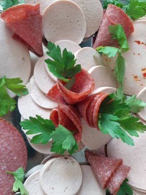 Servis tabağında dilimlenmiş salam çeşitleri