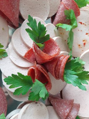 Servis tabağında dilimlenmiş salam çeşitleri