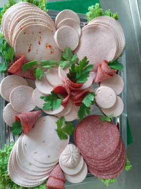 Servis tabağında dilimlenmiş salam çeşitleri