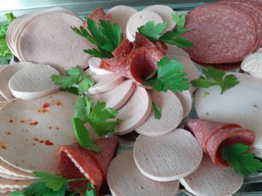 Servis tabağında dilimlenmiş salam çeşitleri