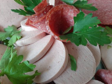 Servis tabağında dilimlenmiş salam çeşitleri