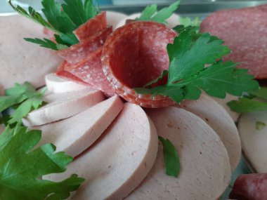 Servis tabağında dilimlenmiş salam çeşitleri