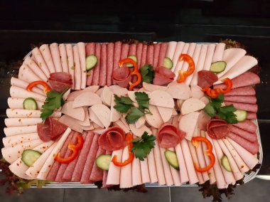 Servis tabağında dilimlenmiş salam çeşitleri