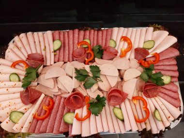 Servis tabağında dilimlenmiş salam çeşitleri