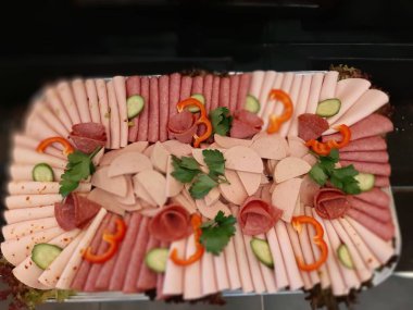 Servis tabağında dilimlenmiş salam çeşitleri