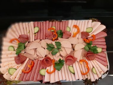 Servis tabağında dilimlenmiş salam çeşitleri