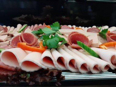 Servis tabağında dilimlenmiş salam çeşitleri