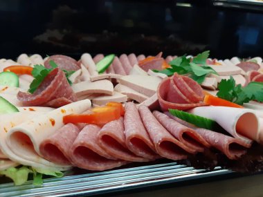 Servis tabağında dilimlenmiş salam çeşitleri