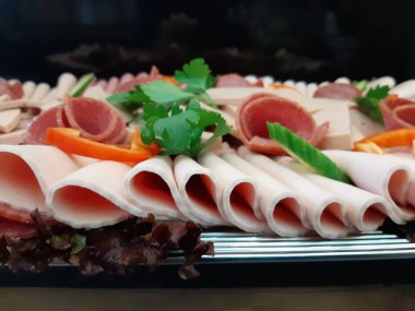 Servis tabağında dilimlenmiş salam çeşitleri