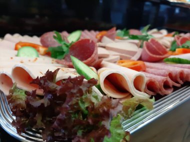 Servis tabağında dilimlenmiş salam çeşitleri