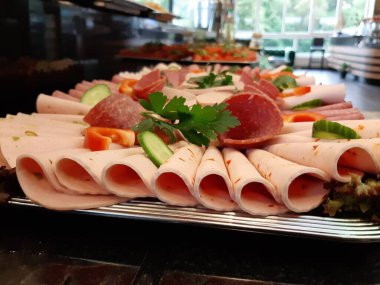 Servis tabağında dilimlenmiş salam çeşitleri