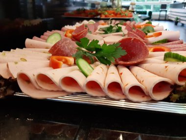 Servis tabağında dilimlenmiş salam çeşitleri