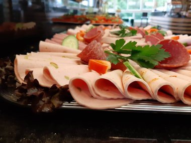 Servis tabağında dilimlenmiş salam çeşitleri