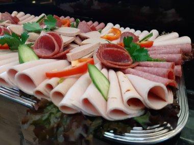 Servis tabağında dilimlenmiş salam çeşitleri