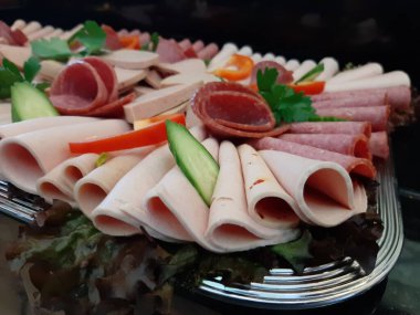 Servis tabağında dilimlenmiş salam çeşitleri